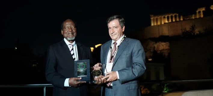 Ο Καμίνης βράβευσε τον πρώην πρόεδρο της Μοζαμβίκης -Με το Βραβείο Δημοκρατίας της πόλης των Αθηνών